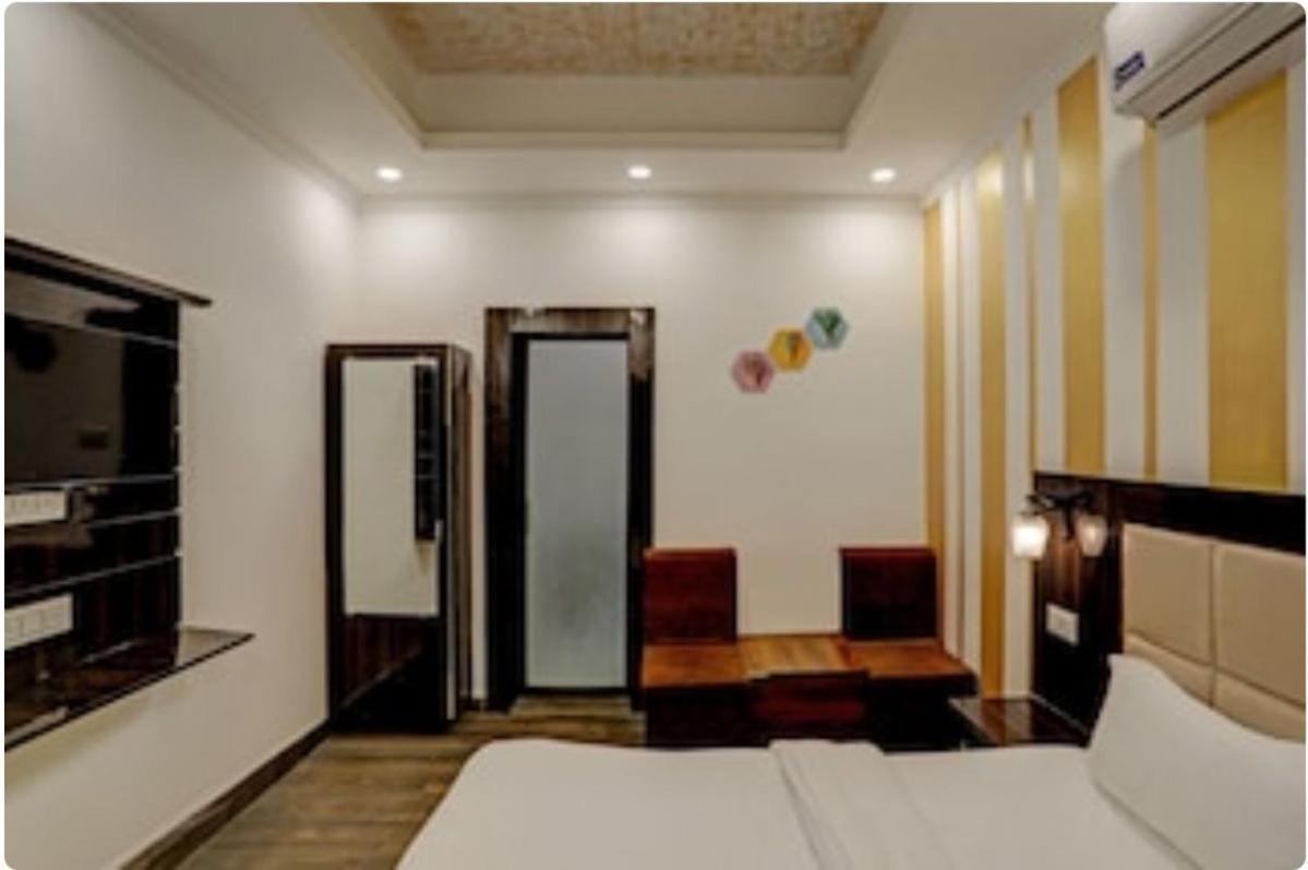 Madpackers Khajuraho Hostel Exterior photo